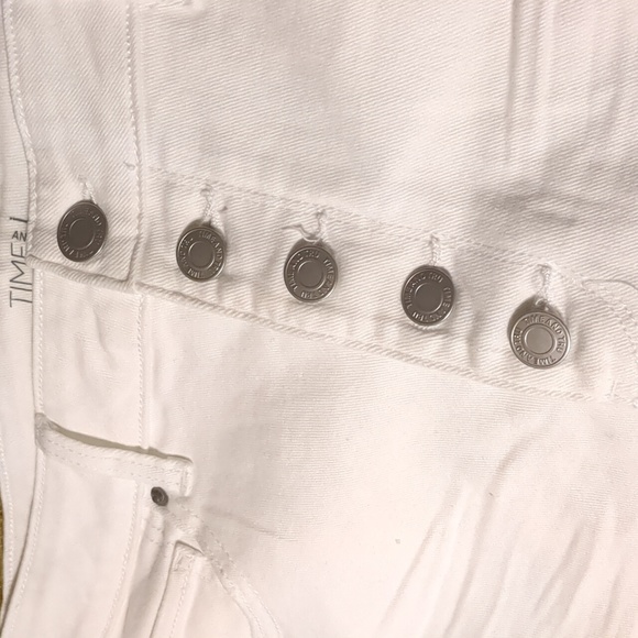 WHITE DENIM SHORTS - Picture 2 of 6